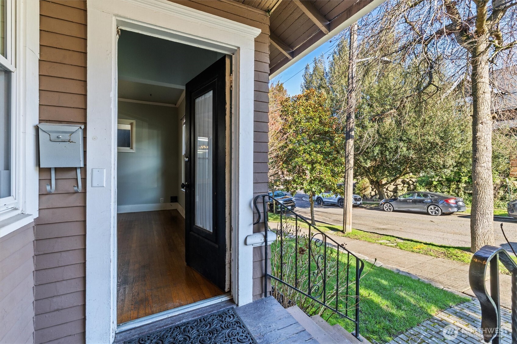 1721 3rd Avenue N, Seattle, WA 98109