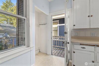 1721 3rd Avenue N, Seattle, WA 98109 - Photo 24