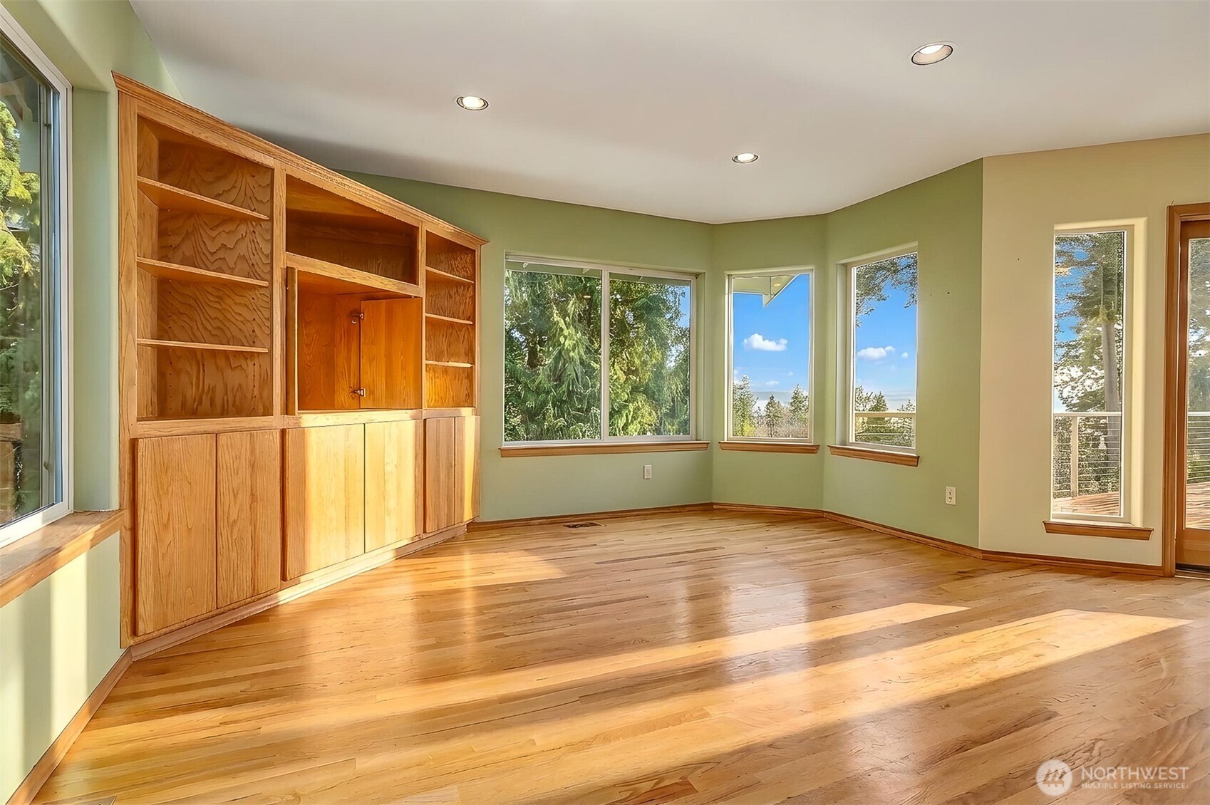 2710 Viewcrest Avenue , Everett, WA 98203