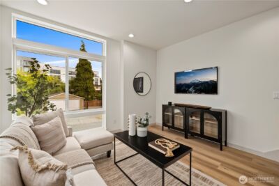 7013 9th Avenue NE, Seattle, WA 98115 - Photo 2