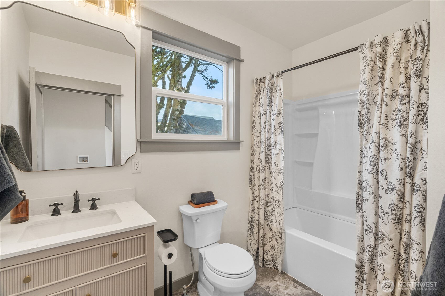 915 Eklund Avenue , Hoquiam, WA 98550