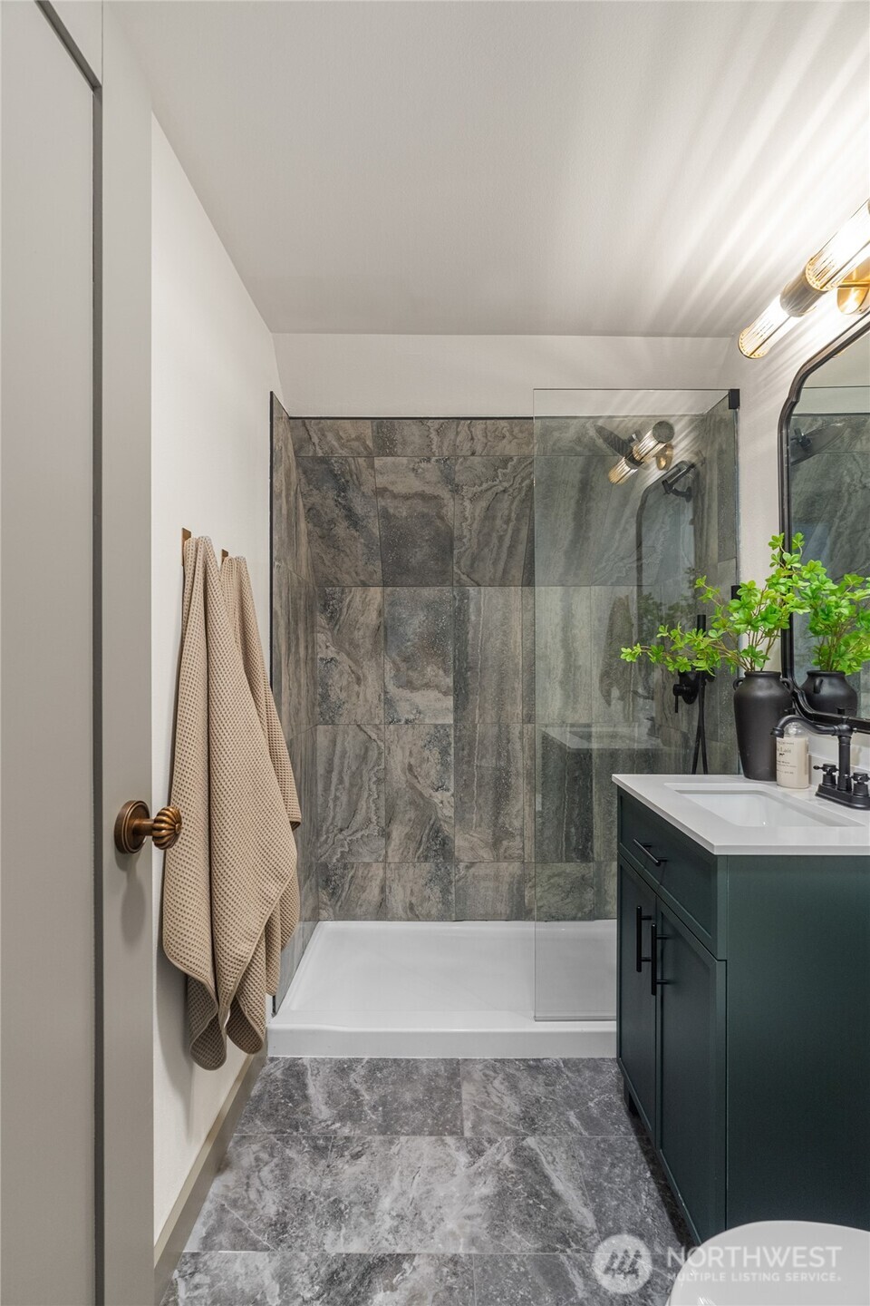 915 Eklund Avenue , Hoquiam, WA 98550