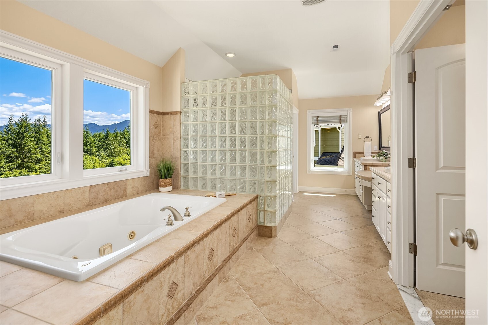 6230 Fairway Place SE, Snoqualmie, WA 98065