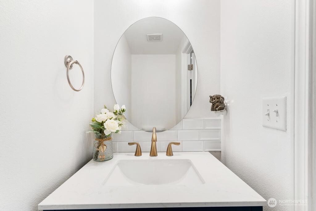 11415 6th Avenue E , Tacoma, WA 98445