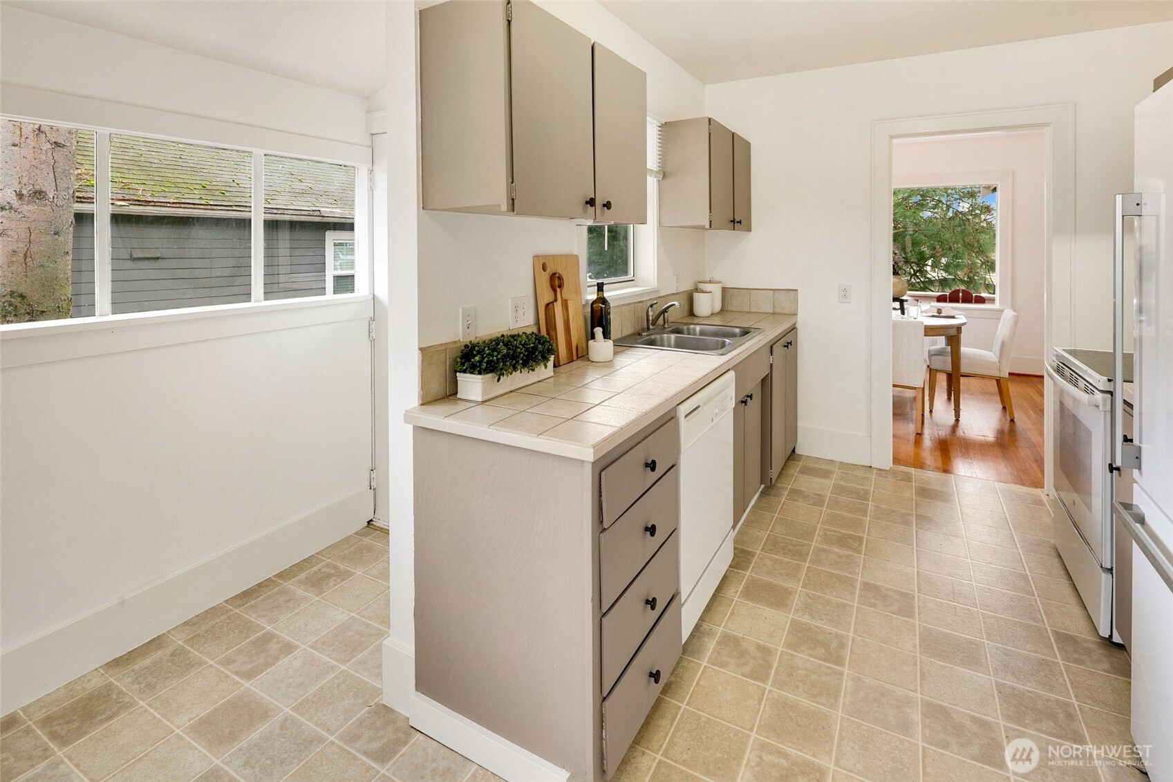 920 N 102nd Street , Seattle, WA 98133