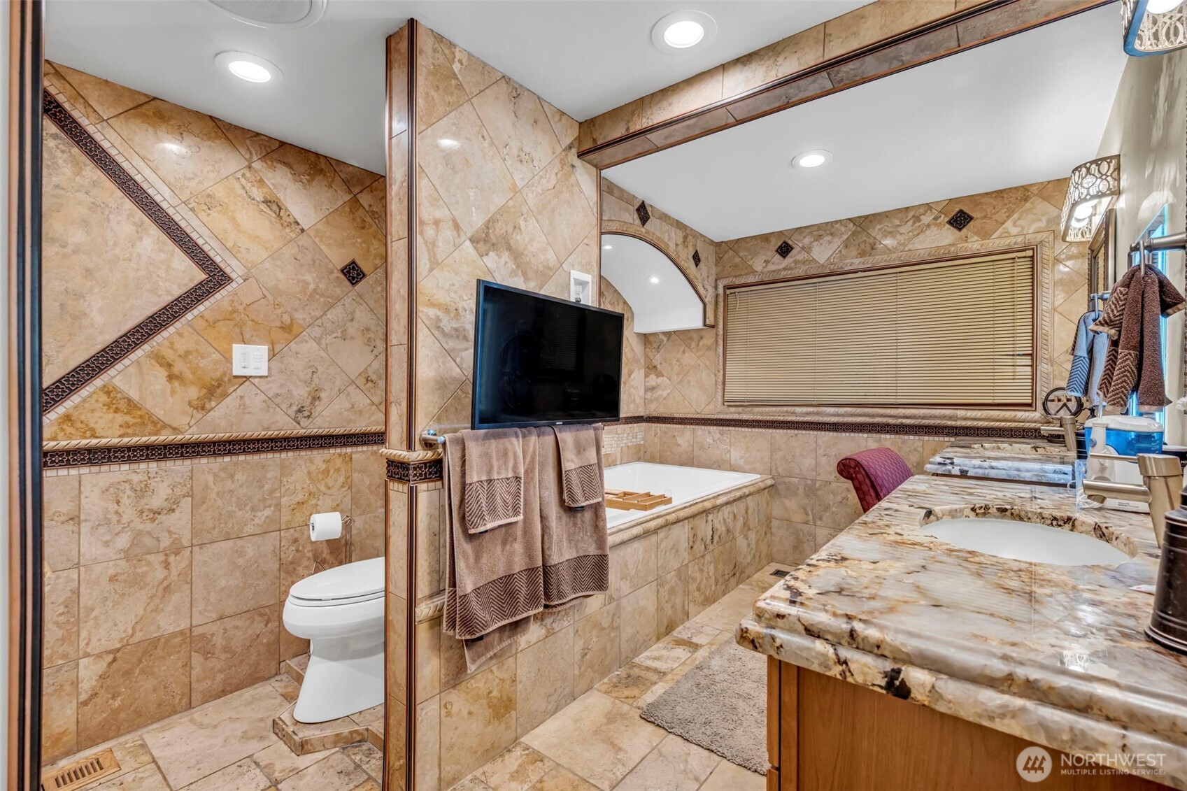 6490 NE Monte Vista Drive , Bainbridge Island, WA 98110