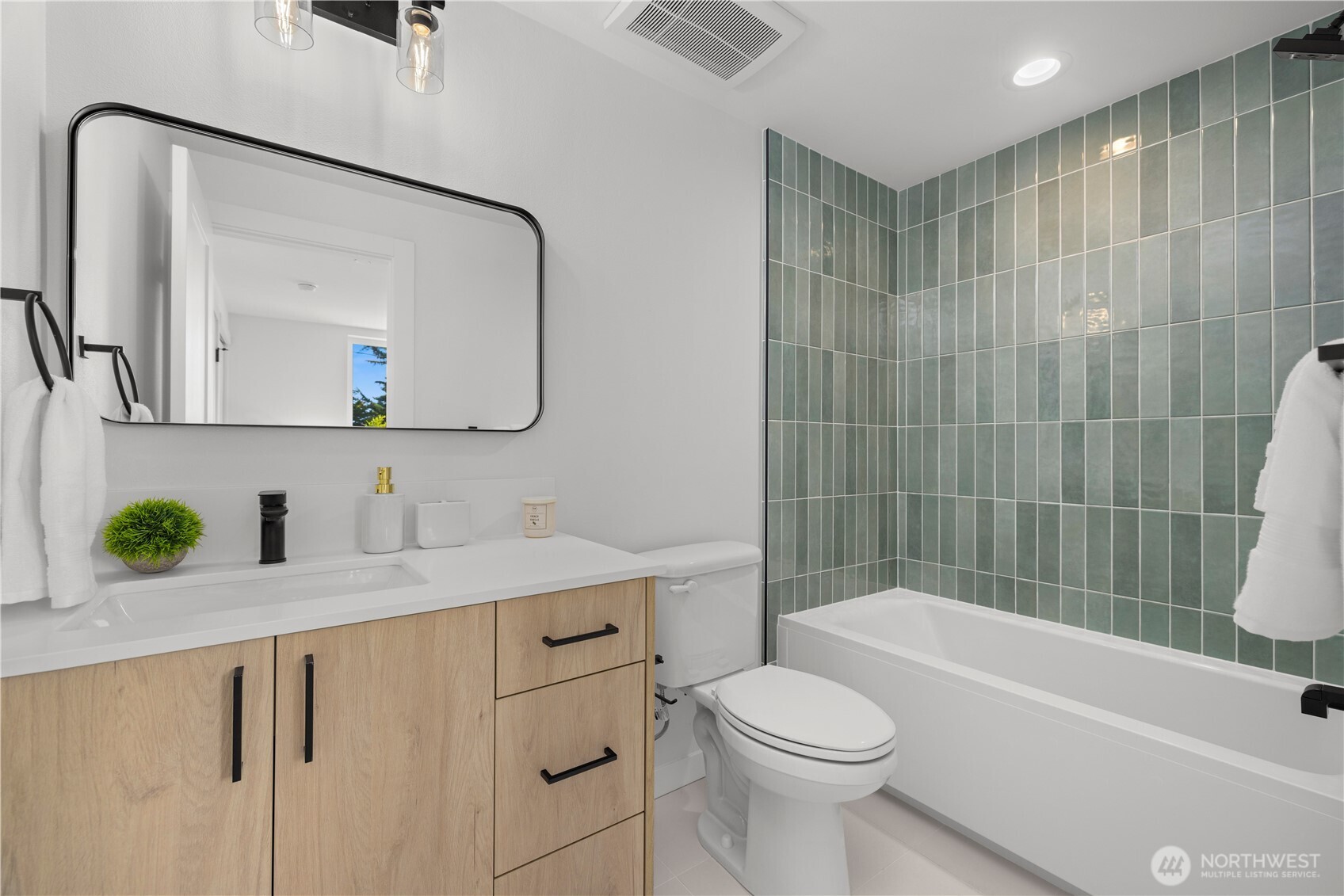 3850 Carr Place N, Seattle, WA 98103