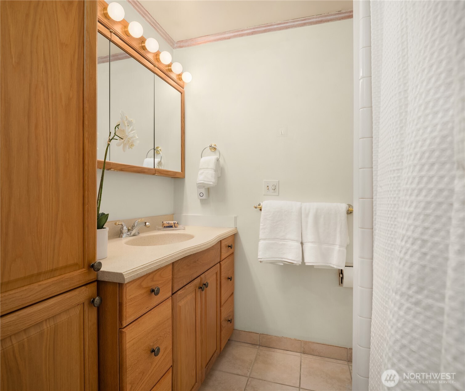 2501 Canterbury Ln E #106, Seattle, WA 98112-3820