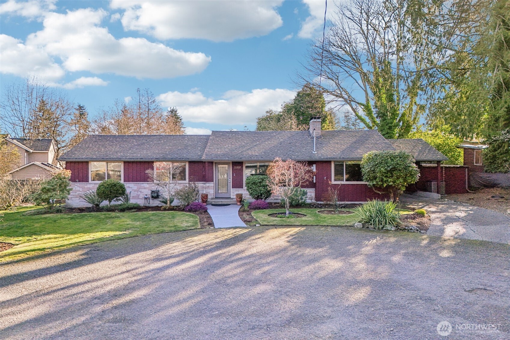 11537 Corliss Avenue N, Seattle, WA 98133-8534