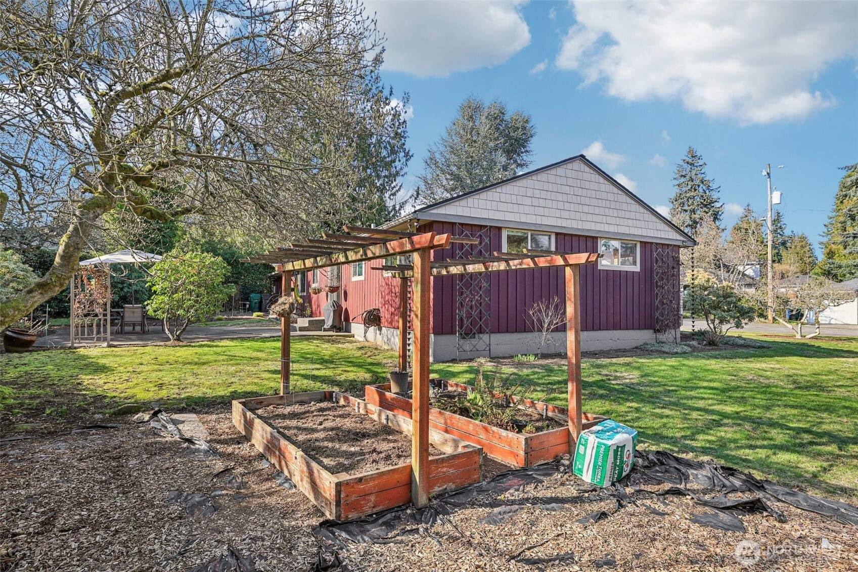 11537 Corliss Avenue N, Seattle, WA 98133-8534