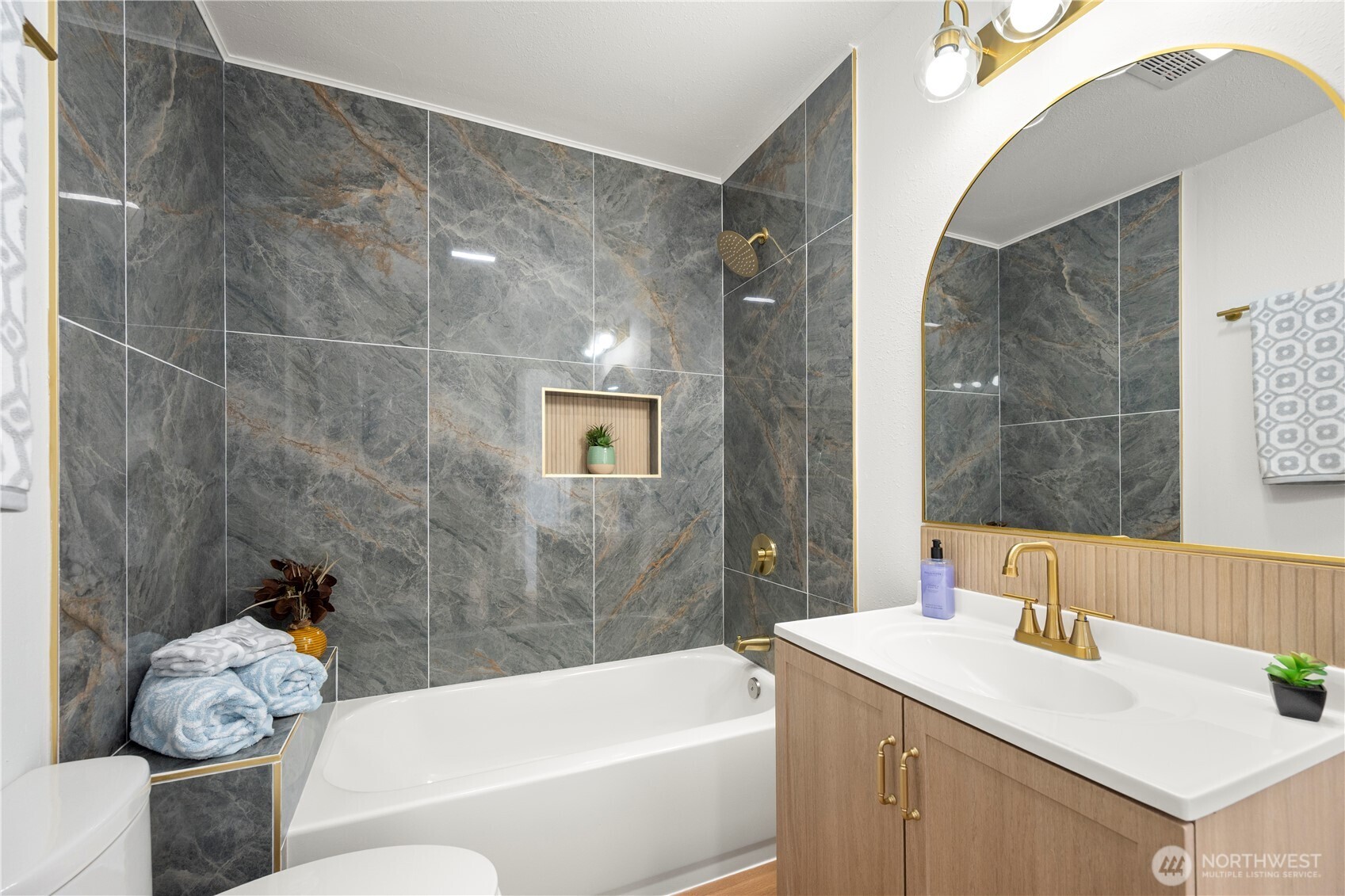 418 W Main , Puyallup, WA 98371-5324